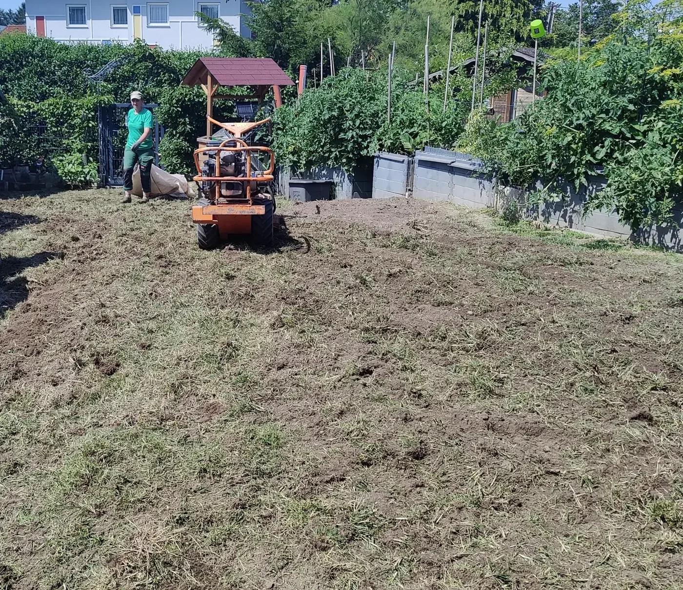Skidanje starog travnjaka pre postavljanja busen trave